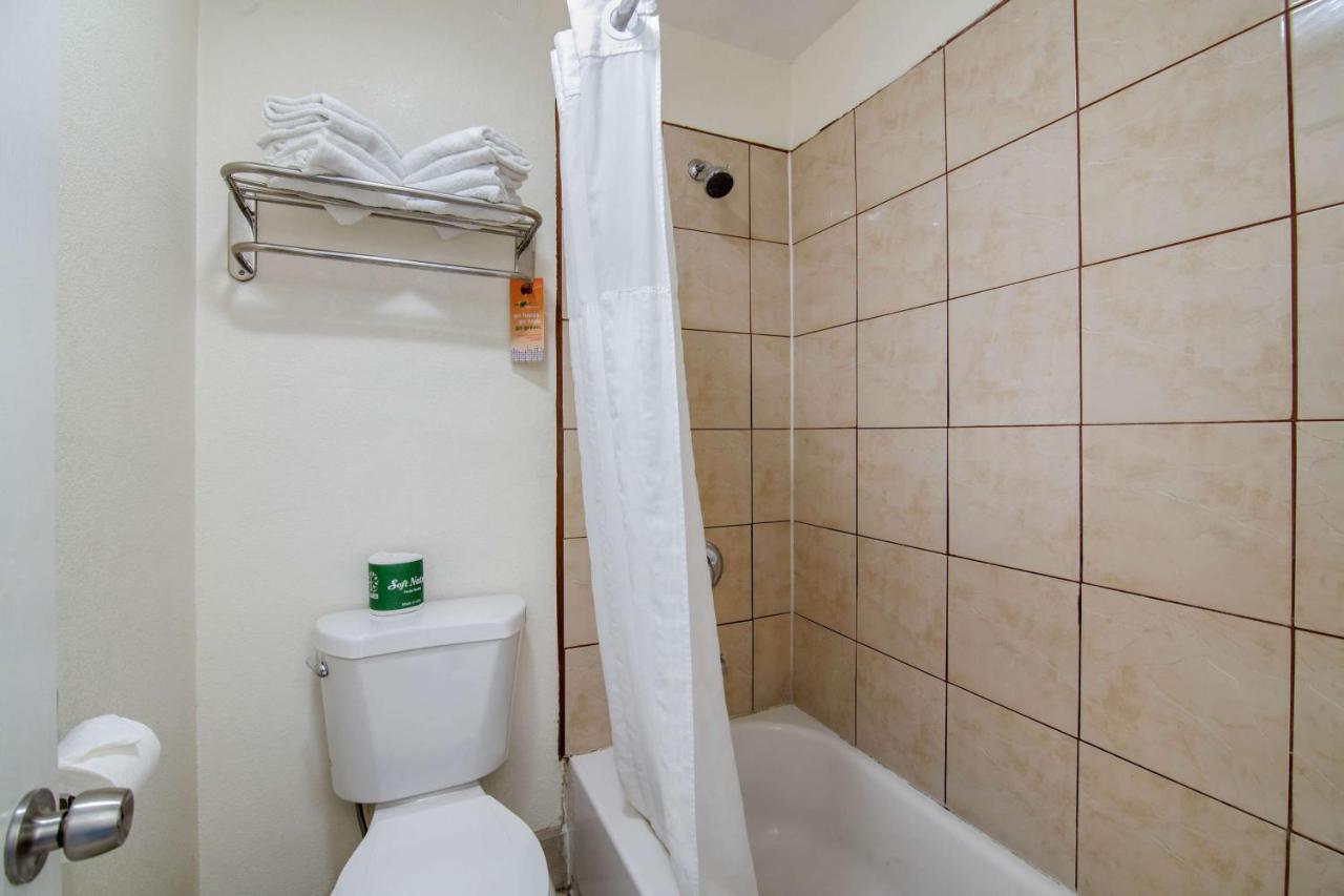  | Howard Johnson by Wyndham, Chula Vista/San Diego Hotel & Suites