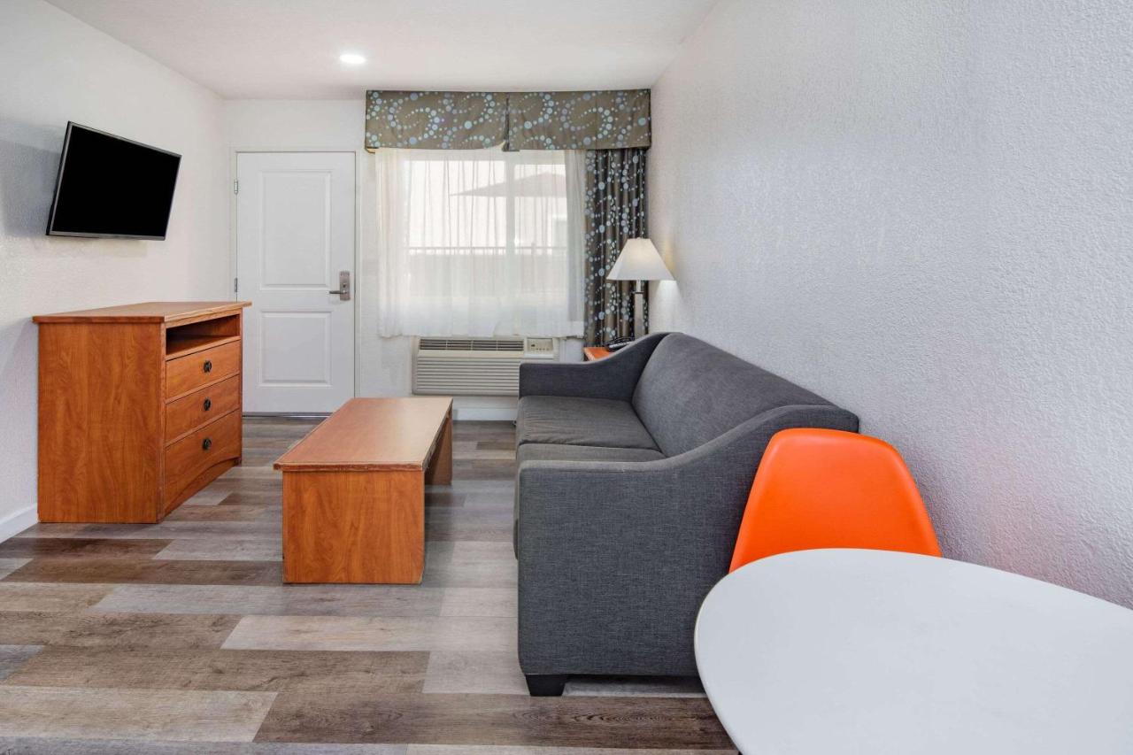 | Howard Johnson by Wyndham, Chula Vista/San Diego Hotel & Suites