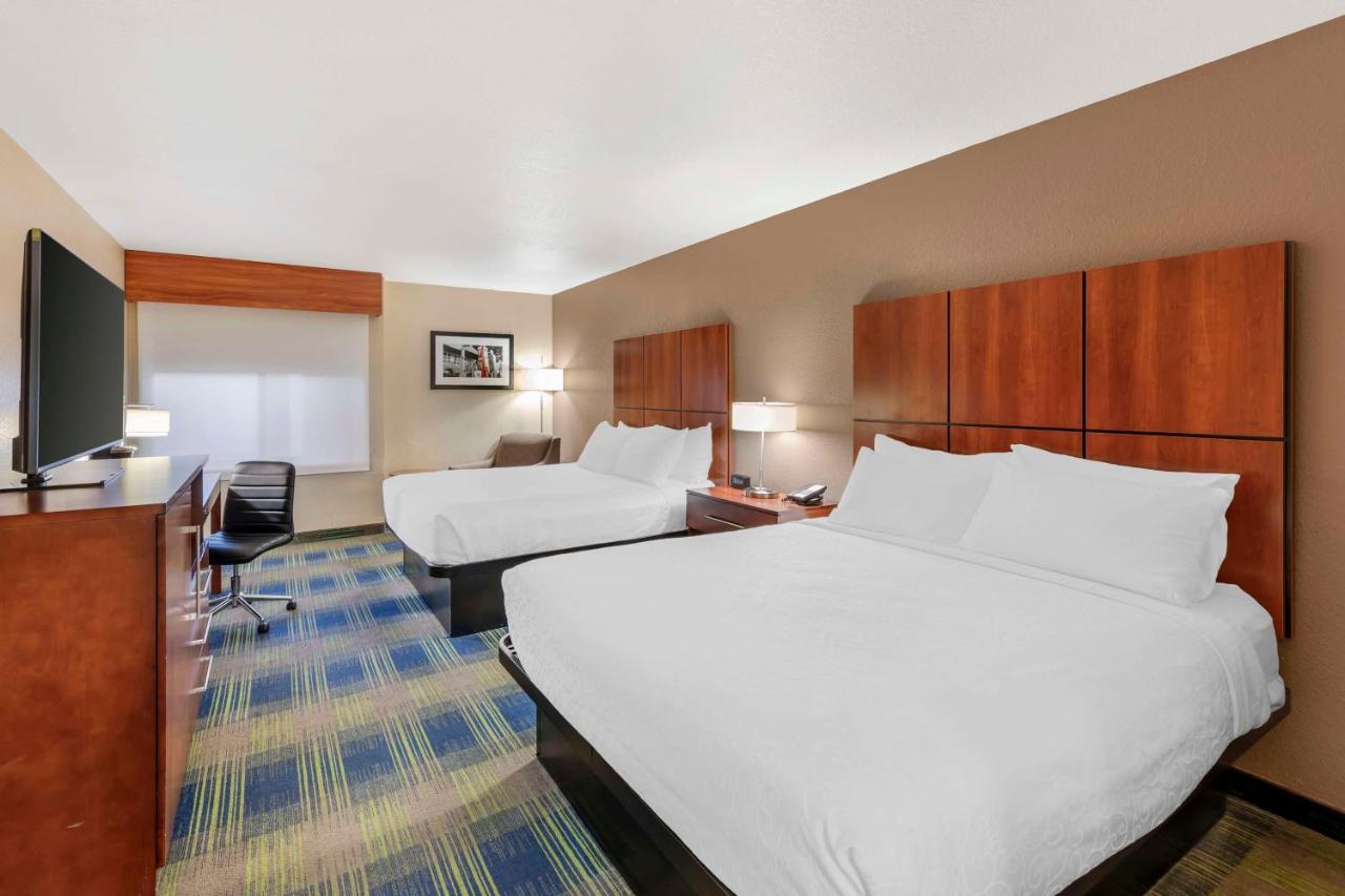 Queen Room with Two Queen Beds - Non-Smoking at Best Western Plus Heritage Inn Ontario Rancho Cucamonga