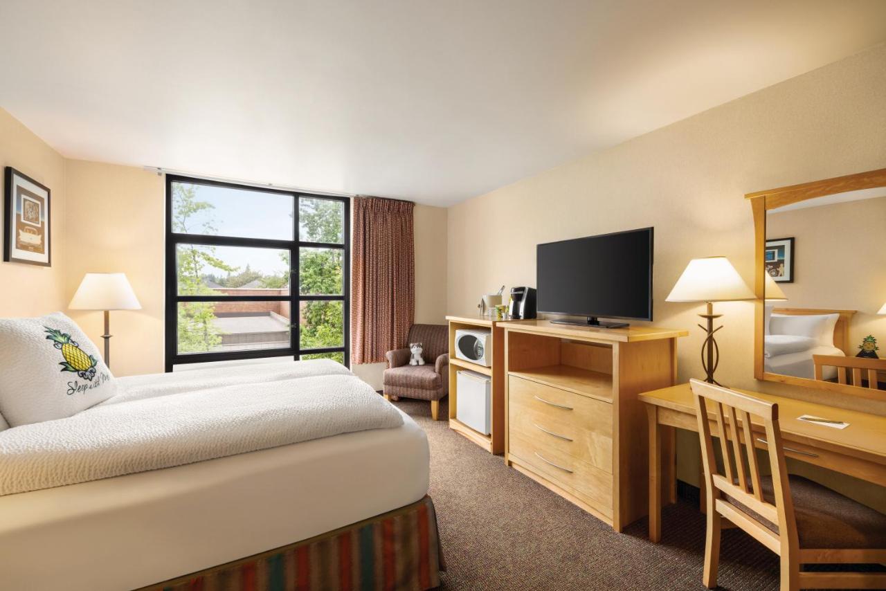 Deluxe Queen Room - Disability Access at Staypineapple, University Inn, University District Seattle