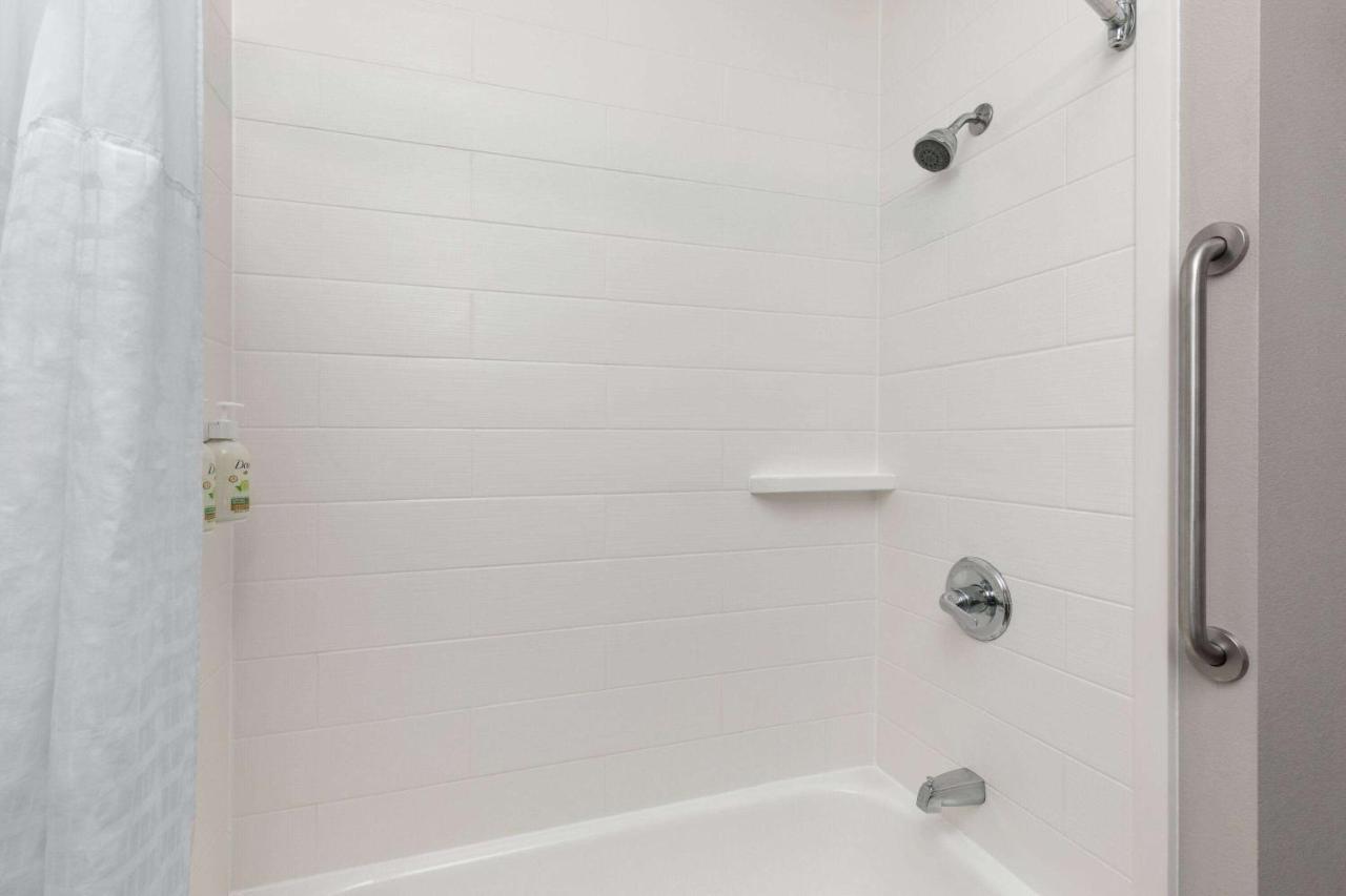 King Room at La Quinta Inn & Suites by Wyndham Loudon
