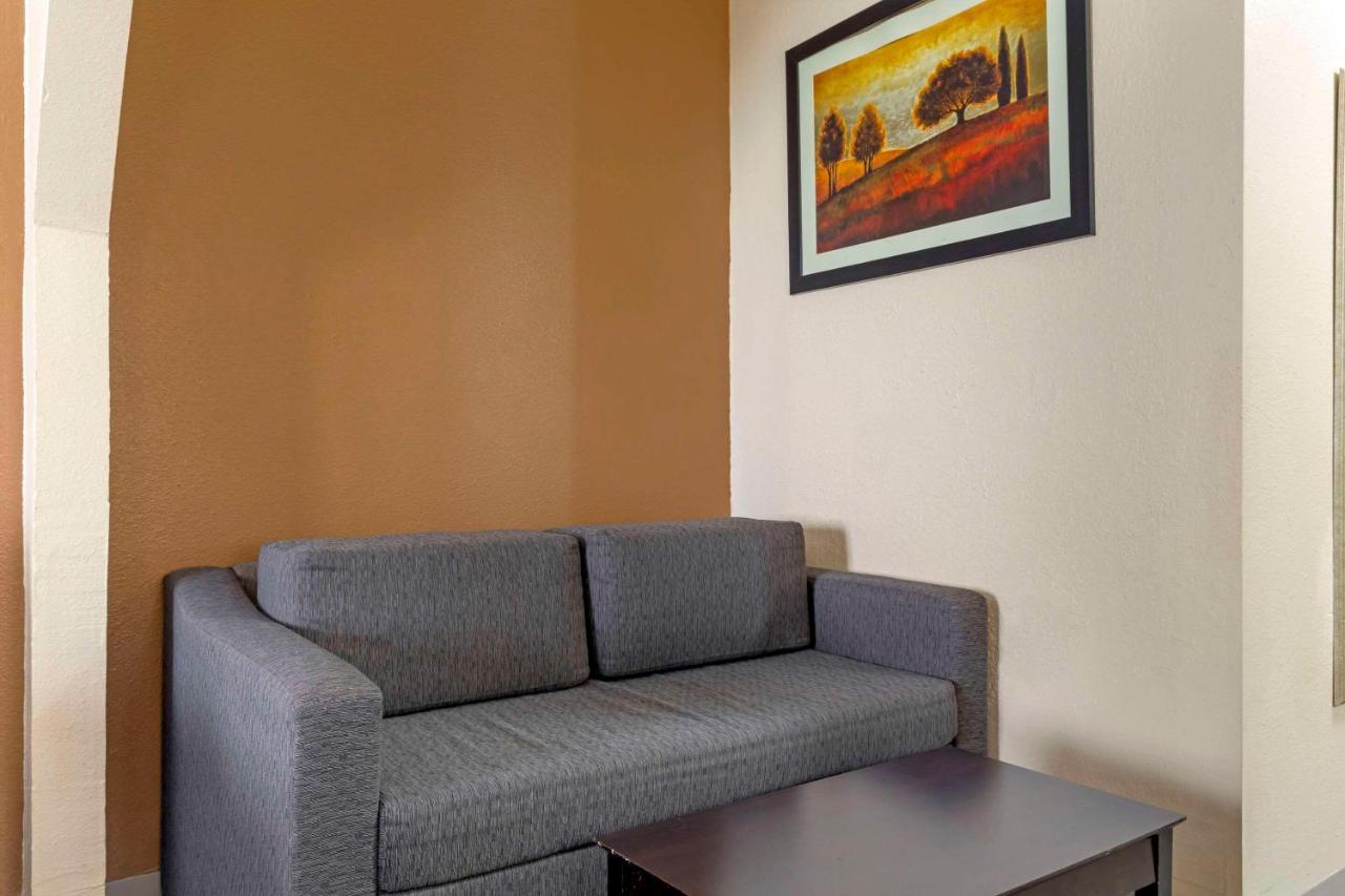 Family Room at Quality Inn & Suites Wichita Falls I-44