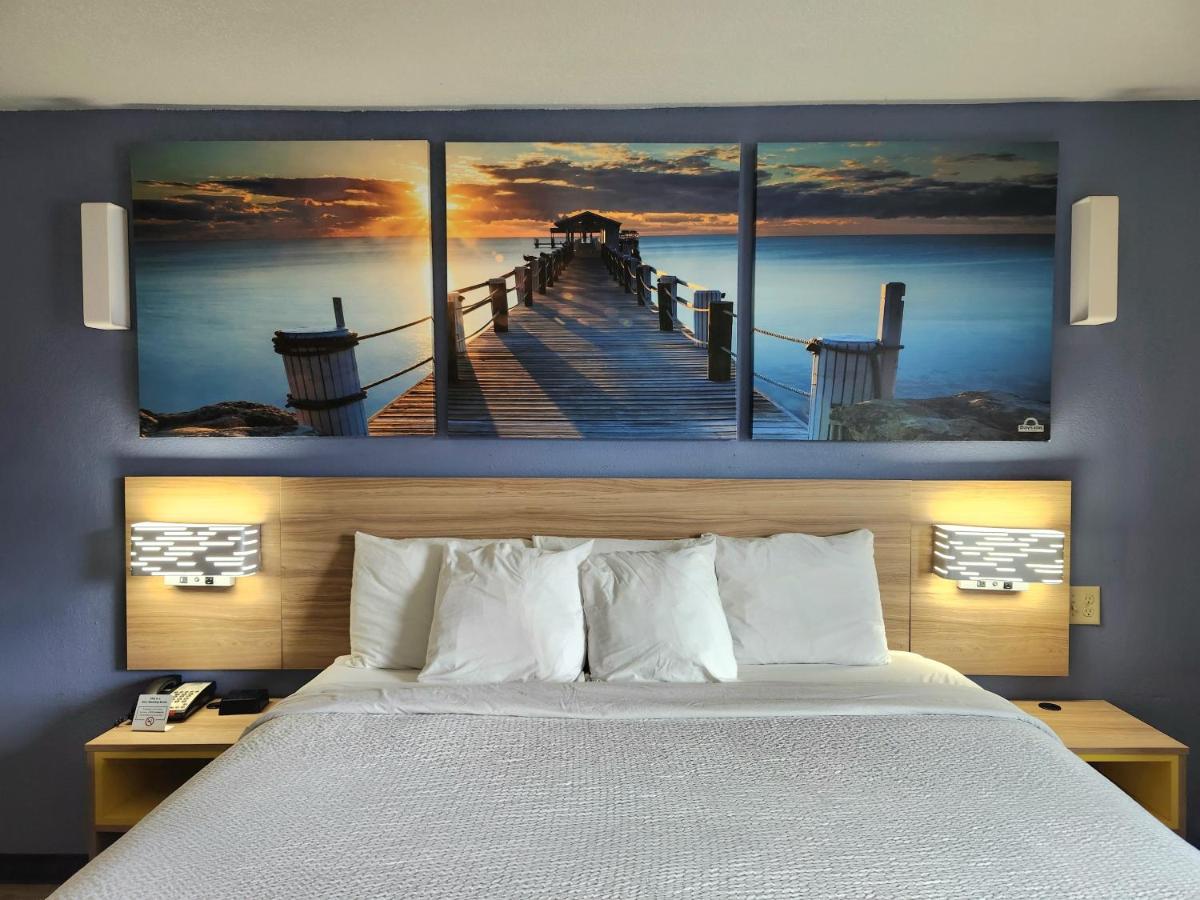 King Room - Disability Access at Days Inn by Wyndham New Orleans Pontchartrain