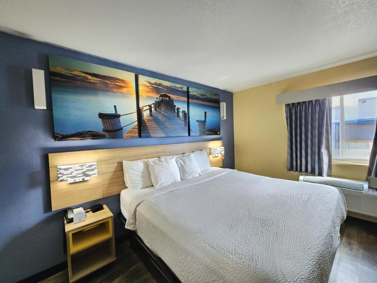King Room - Disability Access at Days Inn by Wyndham New Orleans Pontchartrain
