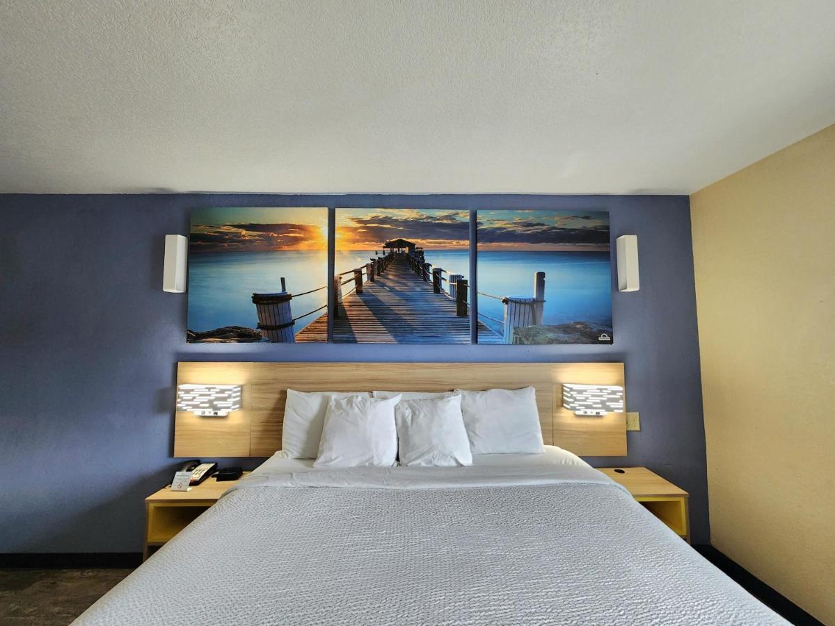 King Room - Disability Access at Days Inn by Wyndham New Orleans Pontchartrain