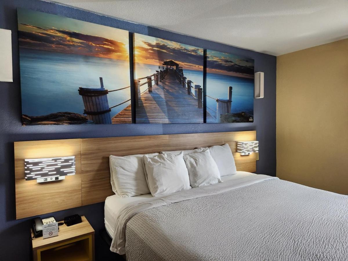 King Room - Disability Access at Days Inn by Wyndham New Orleans Pontchartrain