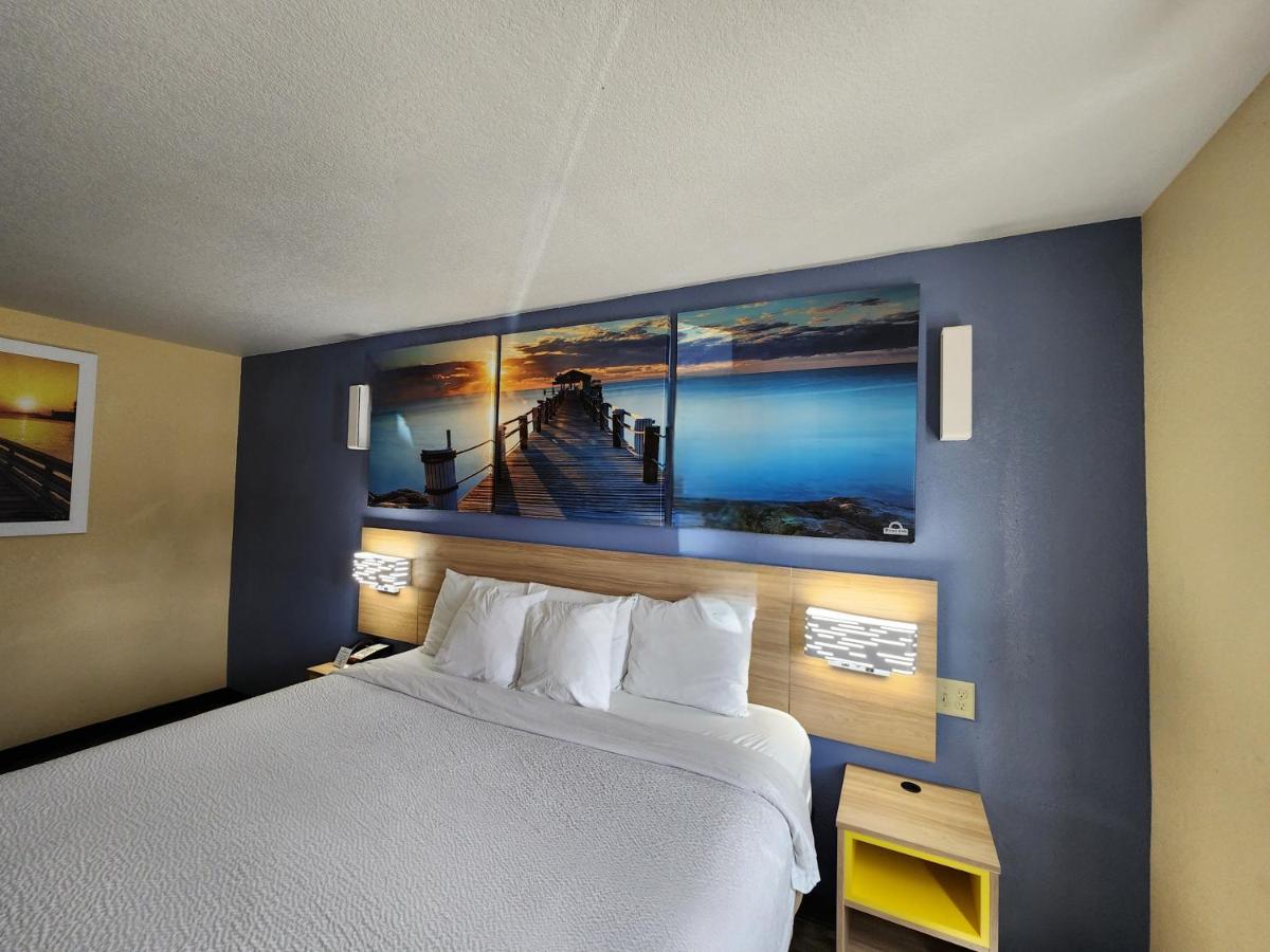 King Room - Disability Access at Days Inn by Wyndham New Orleans Pontchartrain