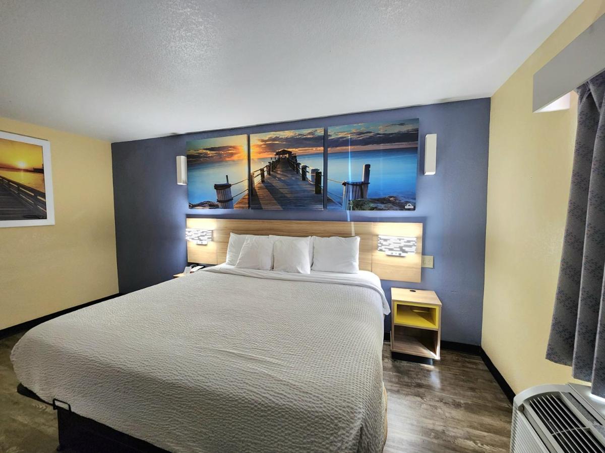 King Room - Disability Access at Days Inn by Wyndham New Orleans Pontchartrain