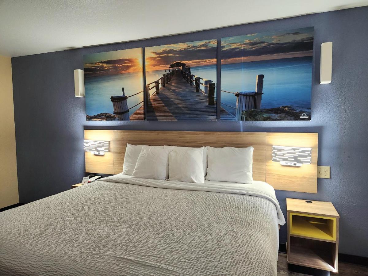 King Room - Disability Access at Days Inn by Wyndham New Orleans Pontchartrain