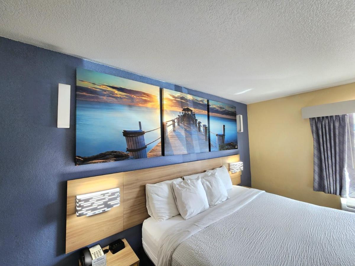King Room - Disability Access at Days Inn by Wyndham New Orleans Pontchartrain