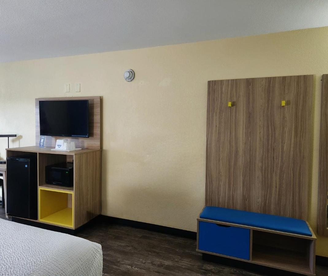 King Room - Disability Access at Days Inn by Wyndham New Orleans Pontchartrain