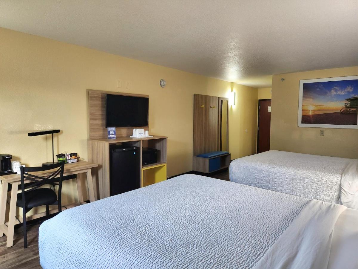 Queen Room with Two Queen Beds - Non-Smoking at Days Inn by Wyndham New Orleans Pontchartrain