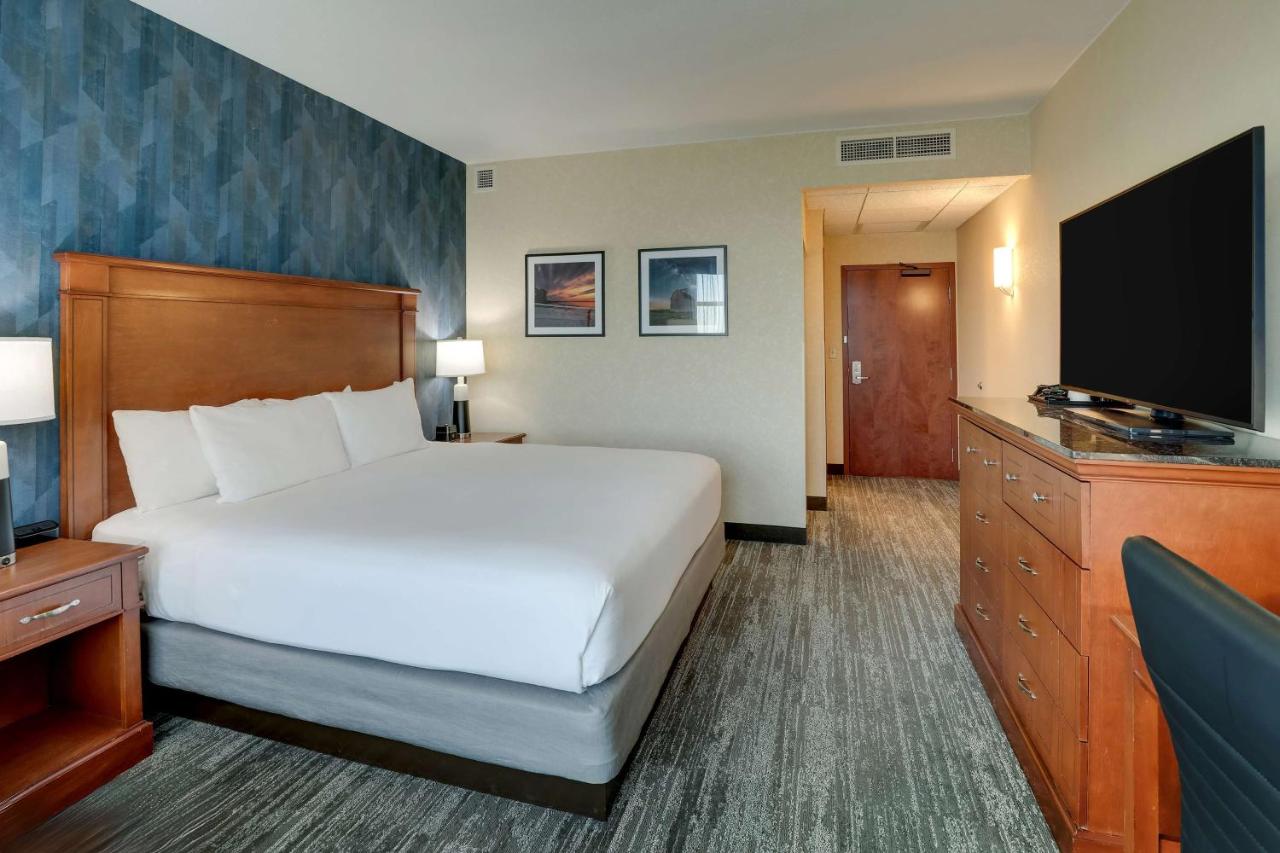 Deluxe King Room at Drury Inn & Suites Mt. Vernon
