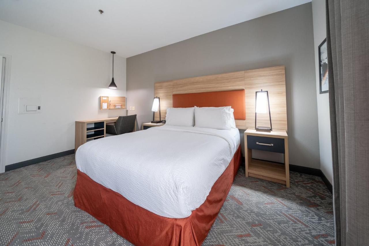 | Candlewood Suites Baytown, an IHG Hotel