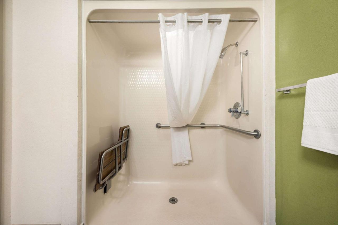 Queen Room - Disability Access/Non-Smoking at Sleep Inn Athens I-65