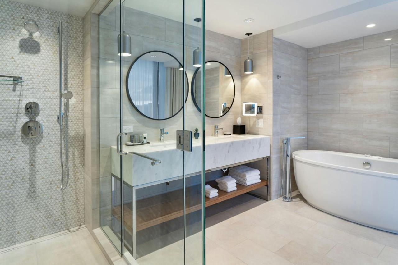 Spa Corner King, 1 King at JW Marriott Tampa Water Street
