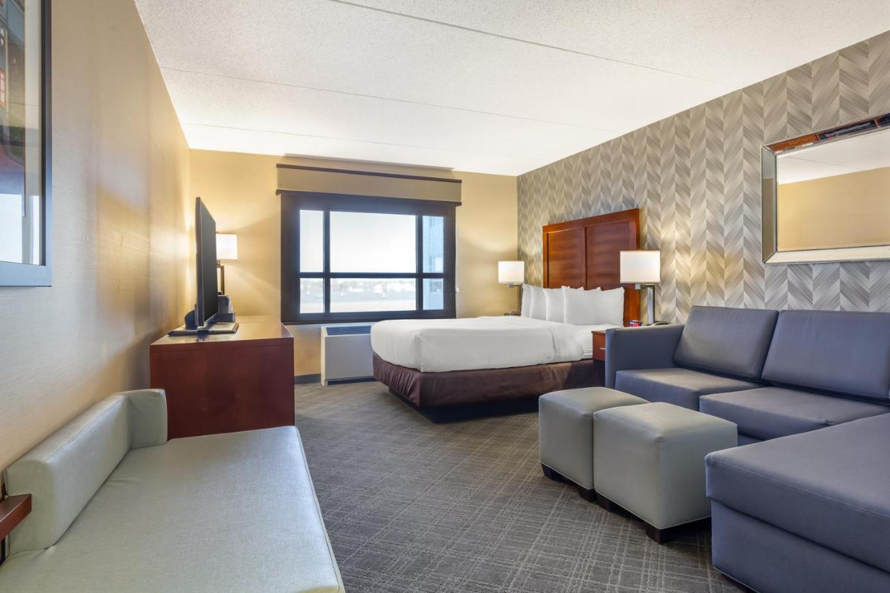 Queen Suite with Sofa Bed at Comfort Inn & Suites Logan International Airport