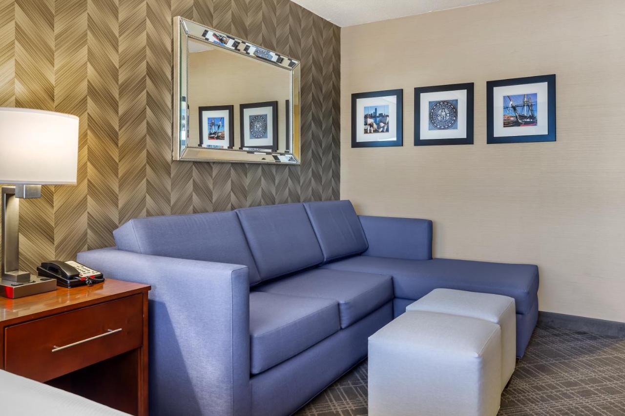 Queen Suite with Sofa Bed at Comfort Inn & Suites Logan International Airport