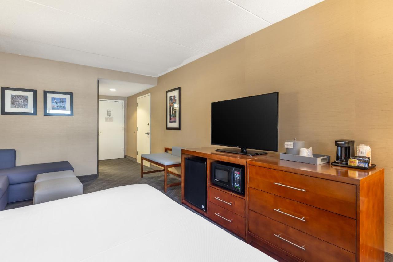 Queen Suite with Sofa Bed at Comfort Inn & Suites Logan International Airport