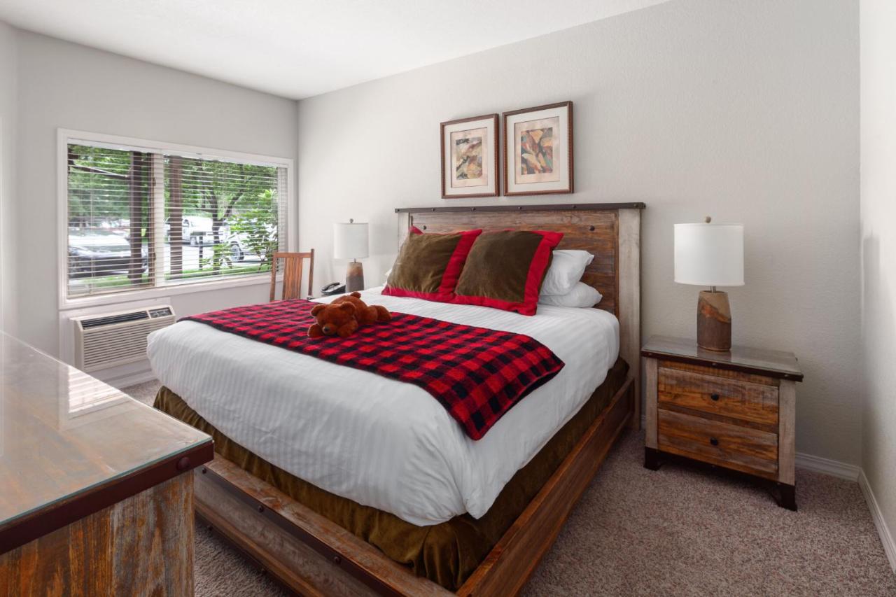 Lakefront Two-Bedroom Condo at Lodge at Whitefish Lake