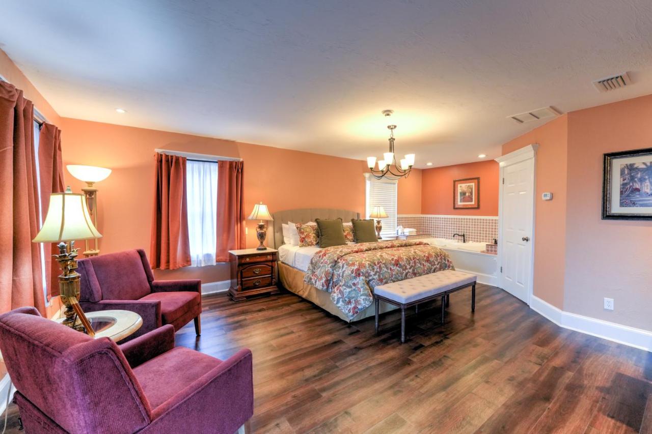 | Casa De Solana & Victorian House Bed and Breakfast