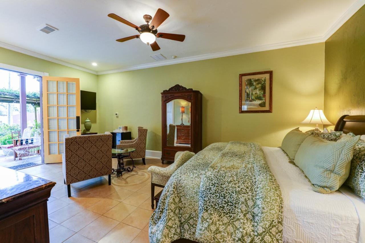 | Casa De Solana & Victorian House Bed and Breakfast