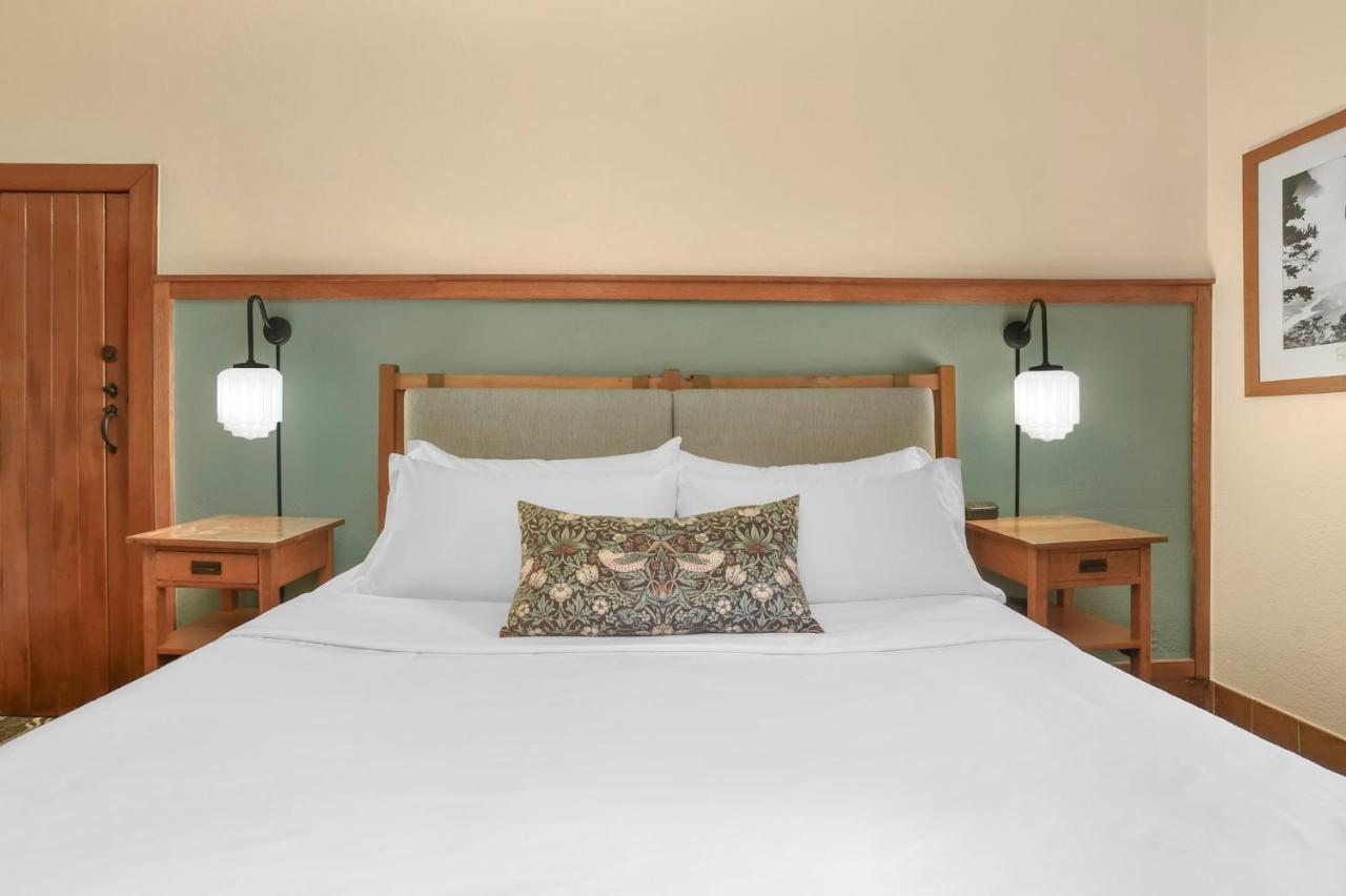 Resort Room with One King Bed at The Omni Grove Park Inn & Spa