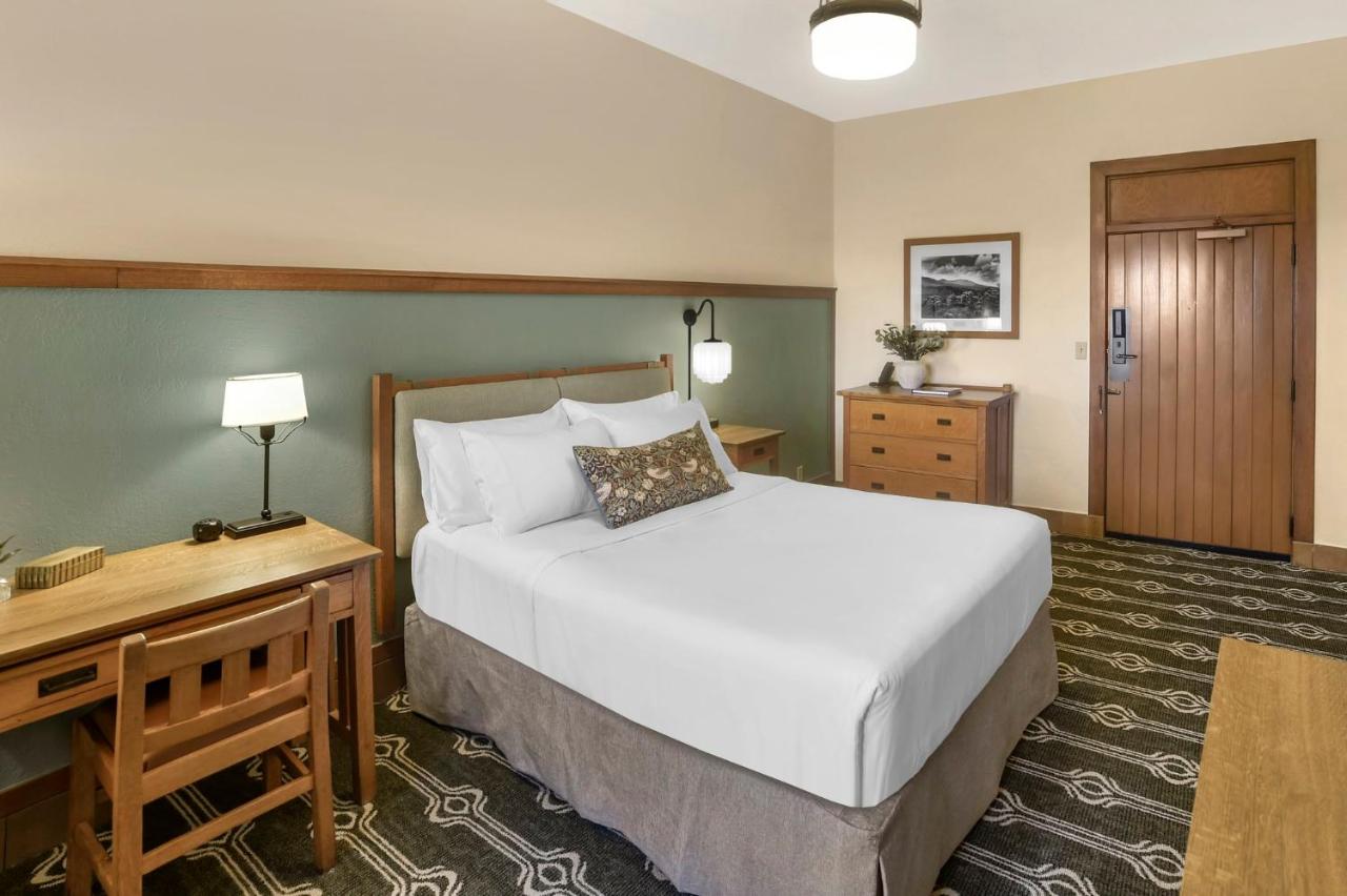 Traditional Room with One Queen Bed at The Omni Grove Park Inn & Spa