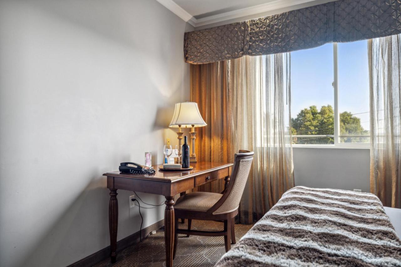Non-Smoking Queen/Queen Room at Villa Montes Hotel