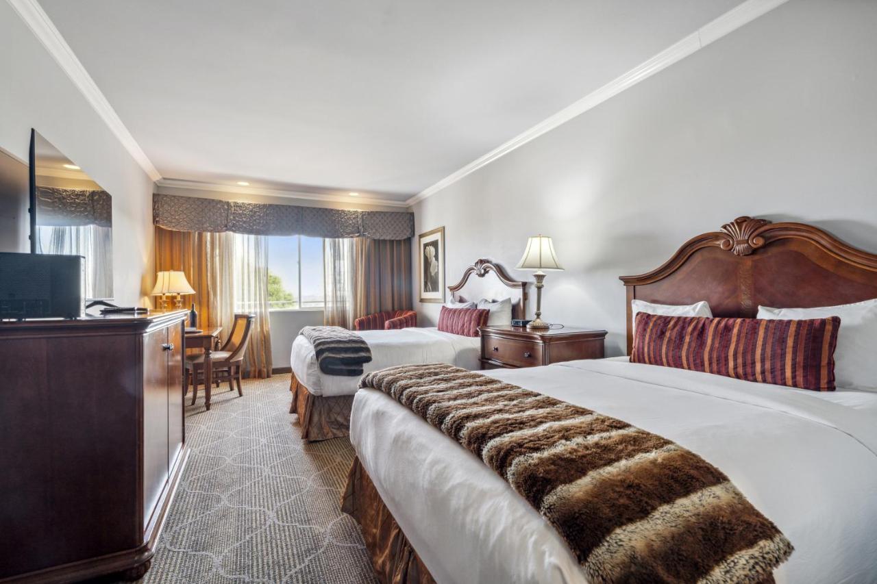 Non-Smoking Queen/Queen Room at Villa Montes Hotel