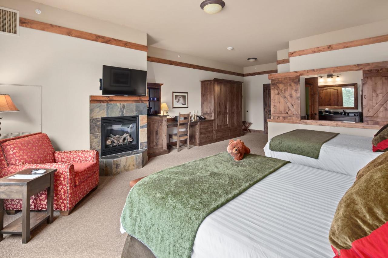 Queen Room with Two Queen Beds at Lodge at Whitefish Lake