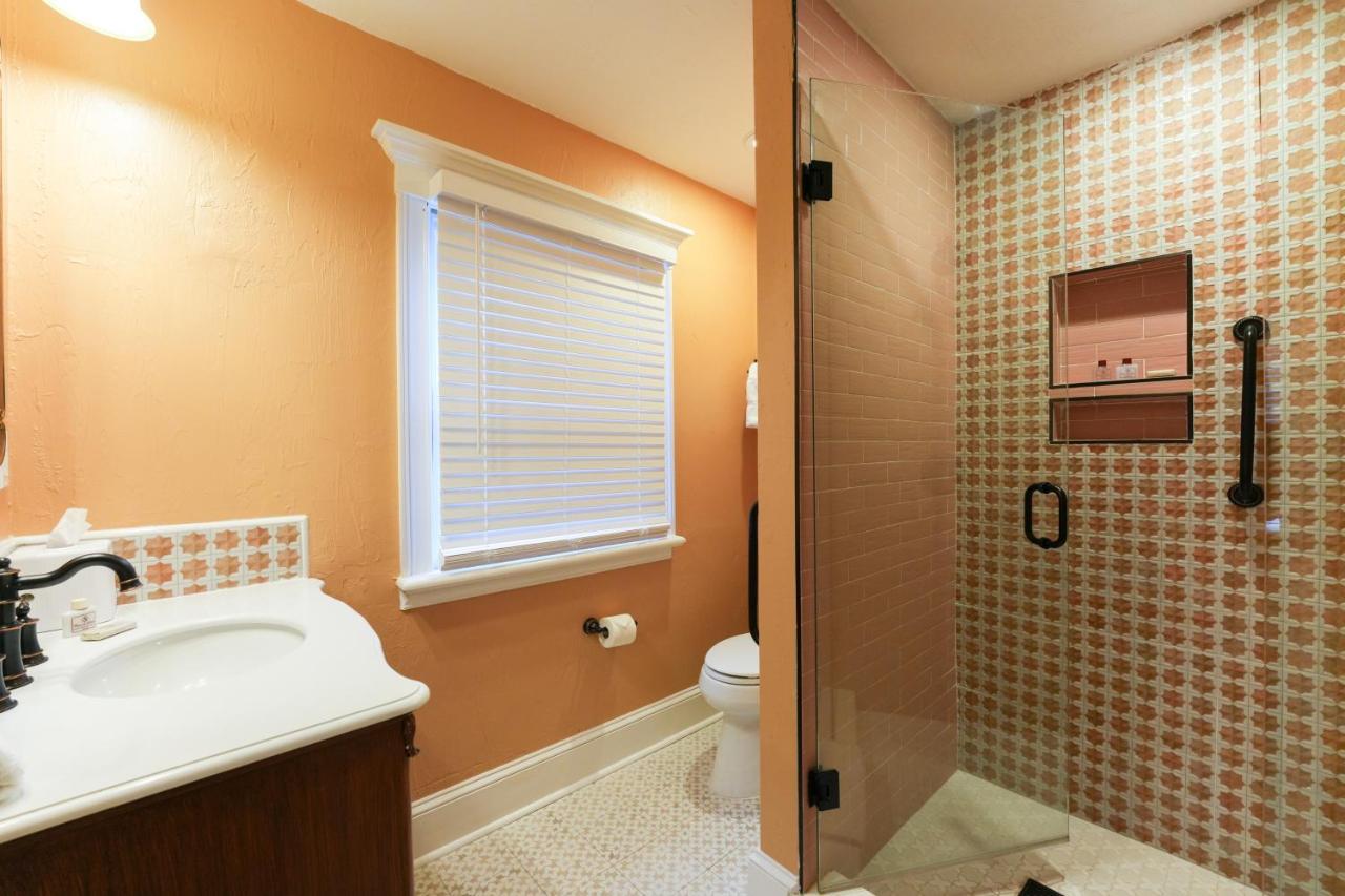 | Casa De Solana & Victorian House Bed and Breakfast