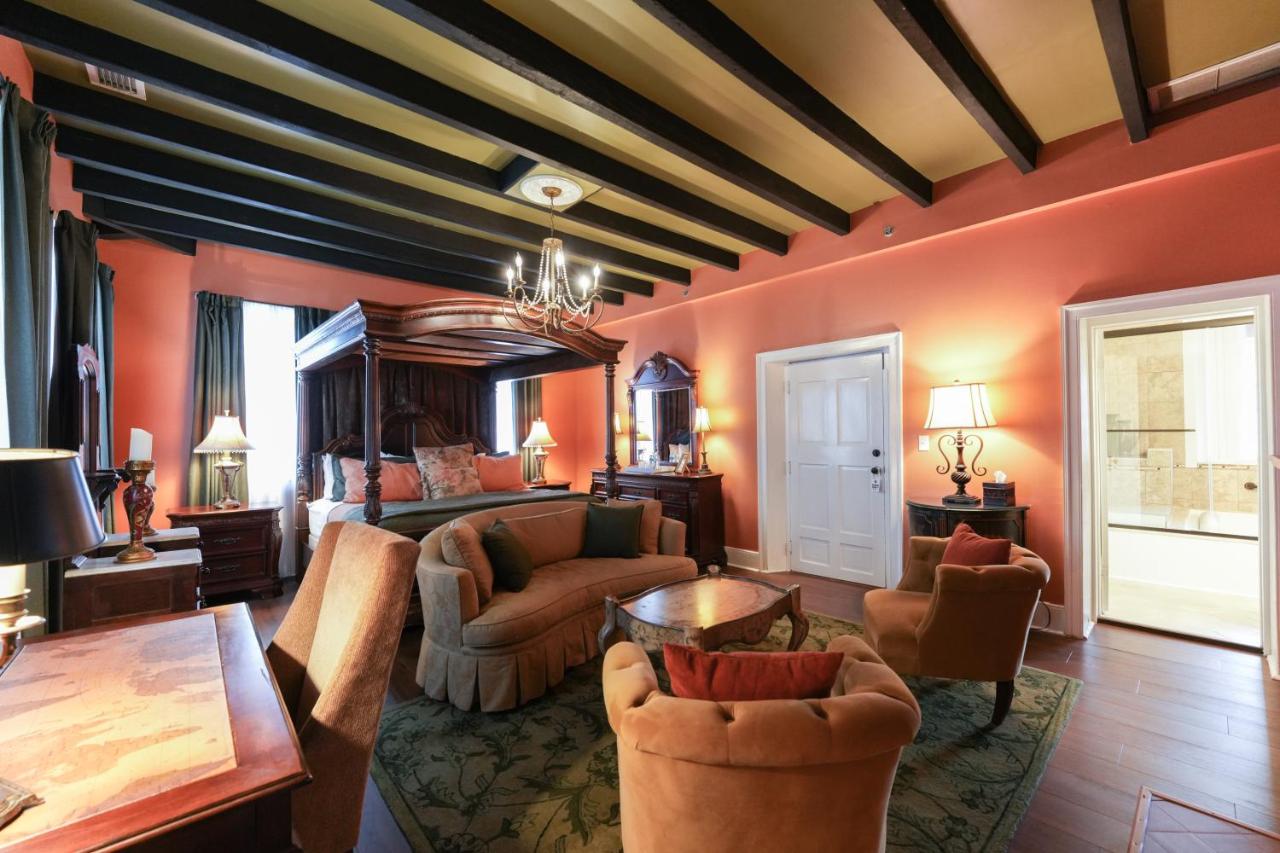| Casa De Solana & Victorian House Bed and Breakfast