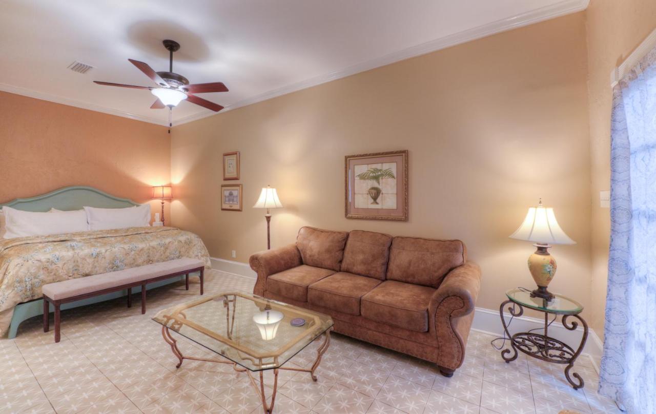 | Casa De Solana & Victorian House Bed and Breakfast