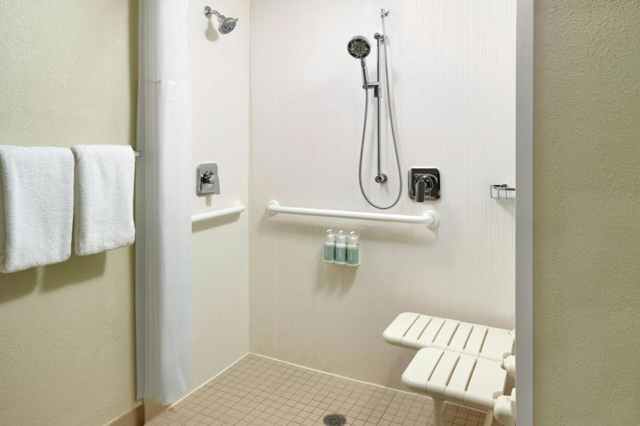 | Courtyard By Marriott Hartford Windsor Airport
