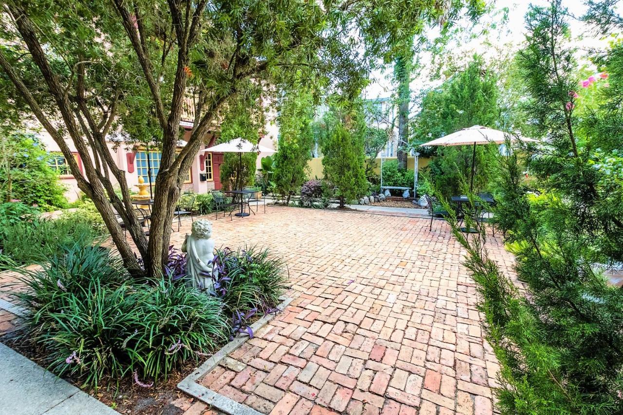| Casa De Solana & Victorian House Bed and Breakfast