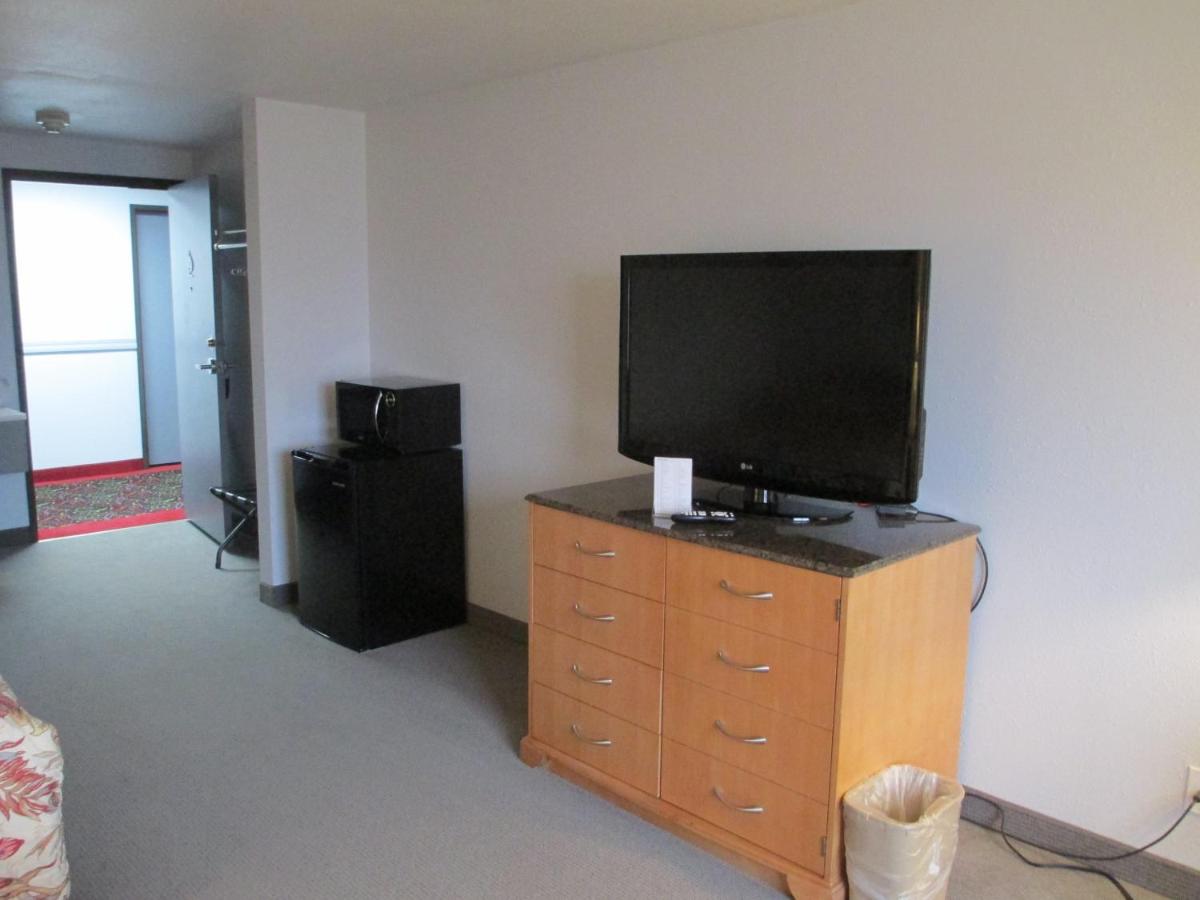 Queen Room at Americas Best Value Inn Billings