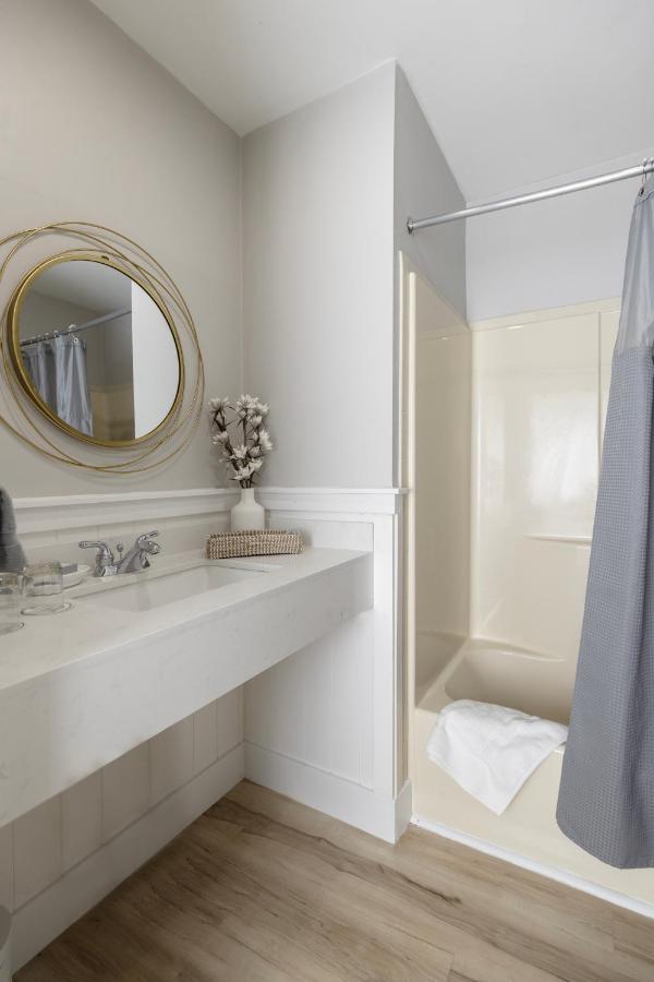Deluxe Double Room with Two Double Beds at Brandywine River Hotel