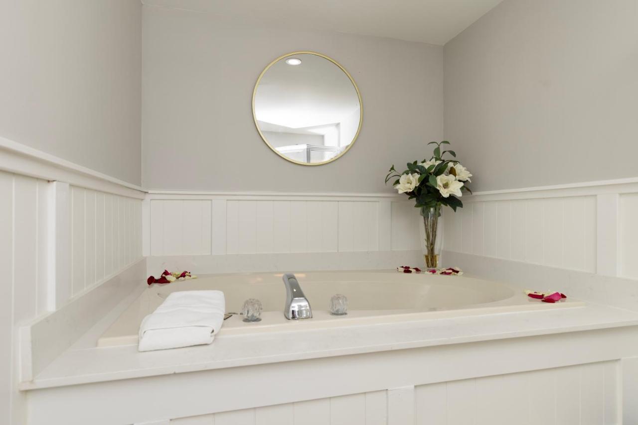 King Suite with Spa Bath at Brandywine River Hotel