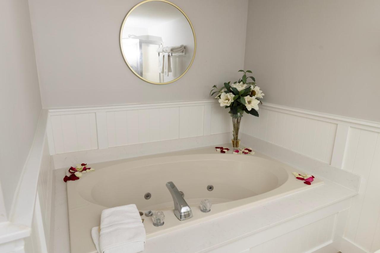 King Suite with Spa Bath at Brandywine River Hotel