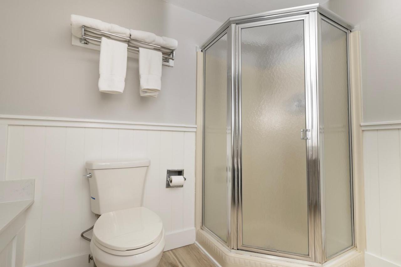 King Suite with Spa Bath at Brandywine River Hotel