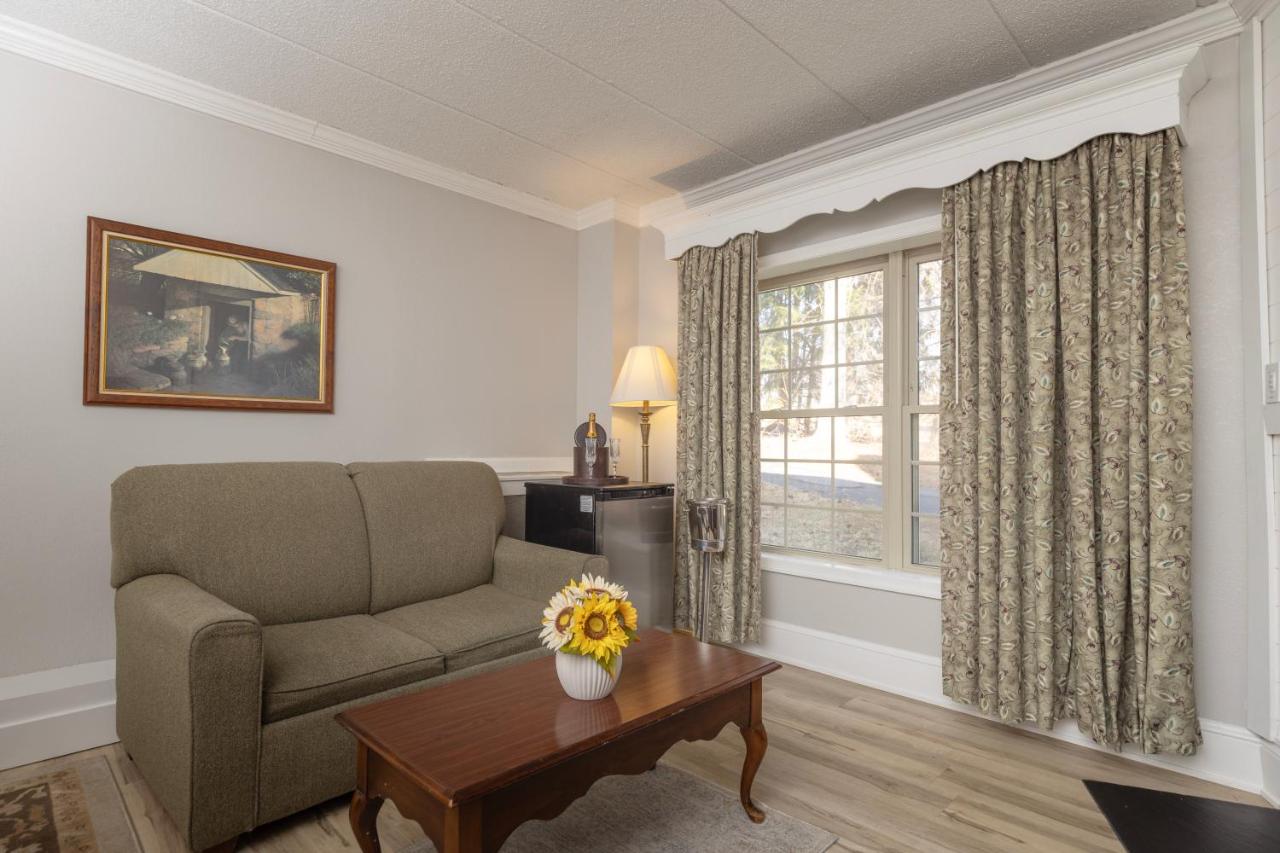 King Suite with Spa Bath at Brandywine River Hotel