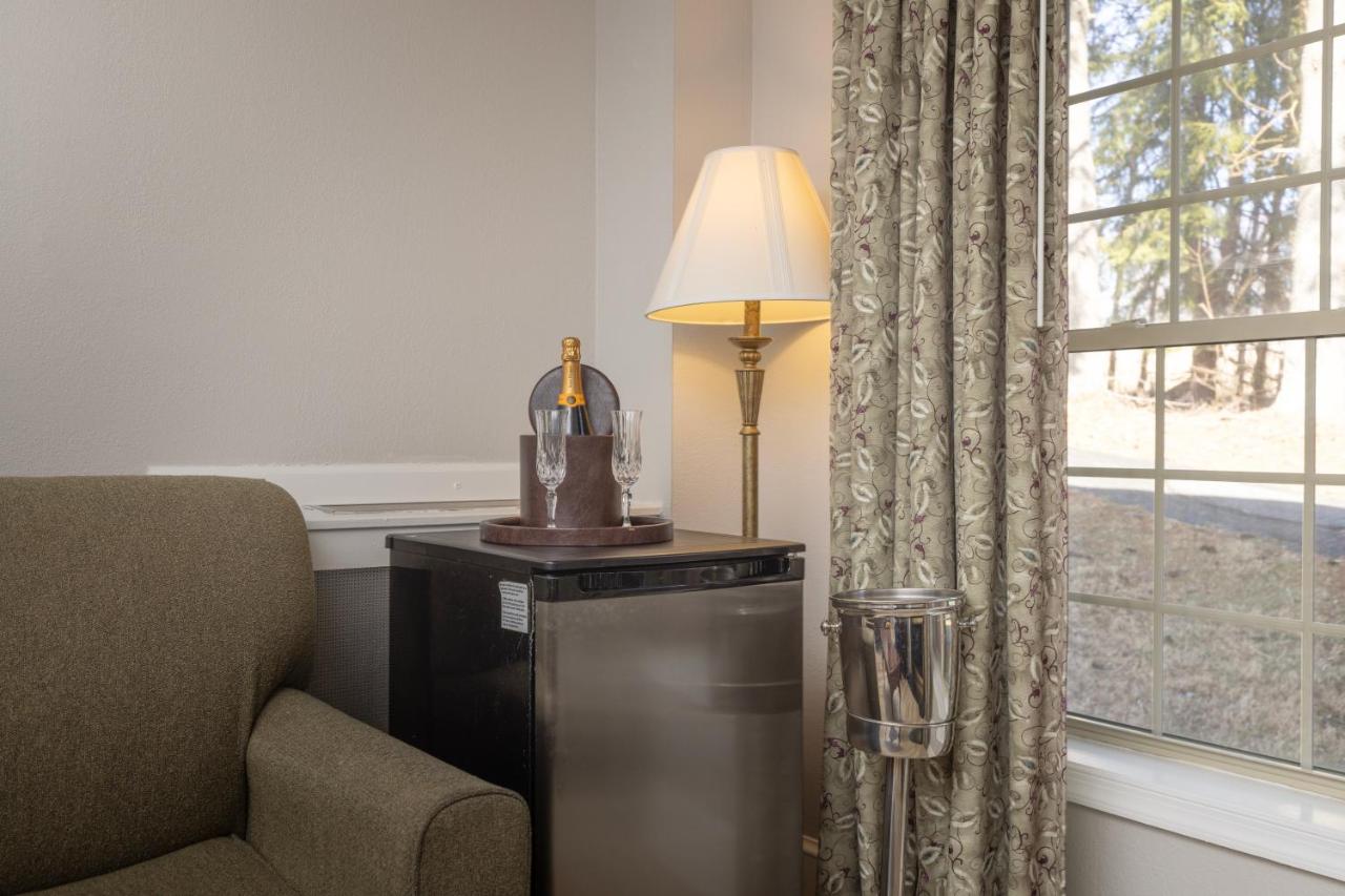 King Suite with Spa Bath at Brandywine River Hotel