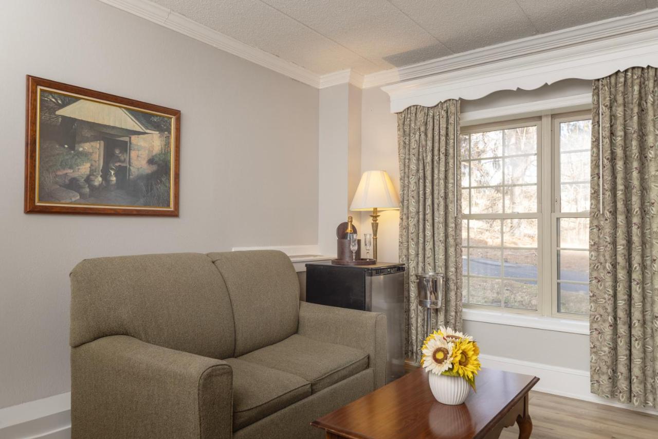 King Suite with Spa Bath at Brandywine River Hotel
