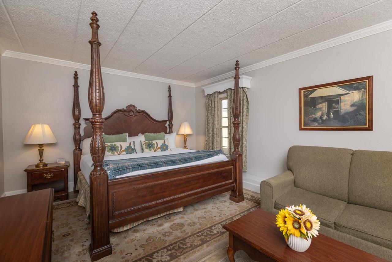 King Suite with Spa Bath at Brandywine River Hotel