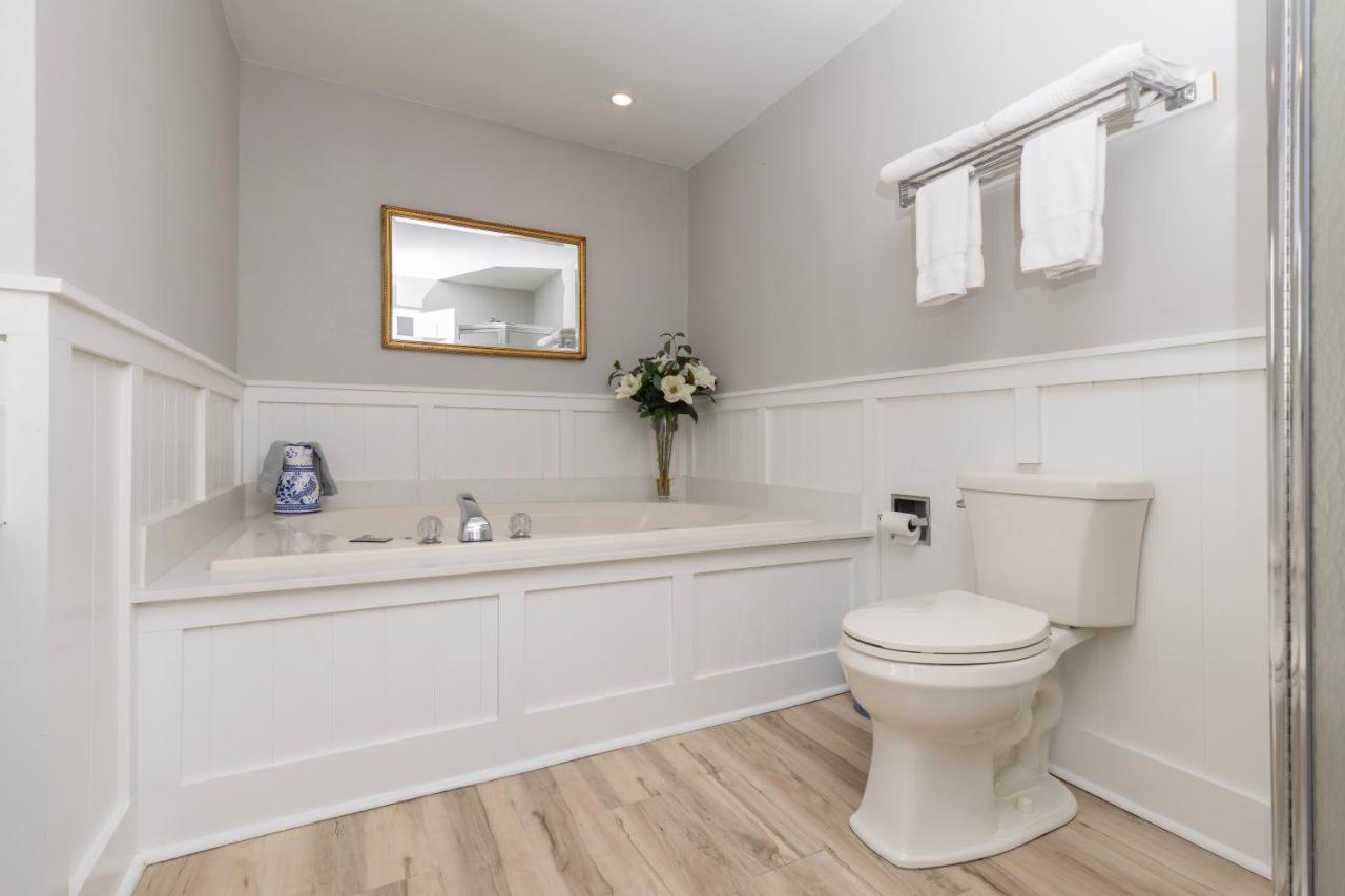 King Suite with Spa Bath at Brandywine River Hotel