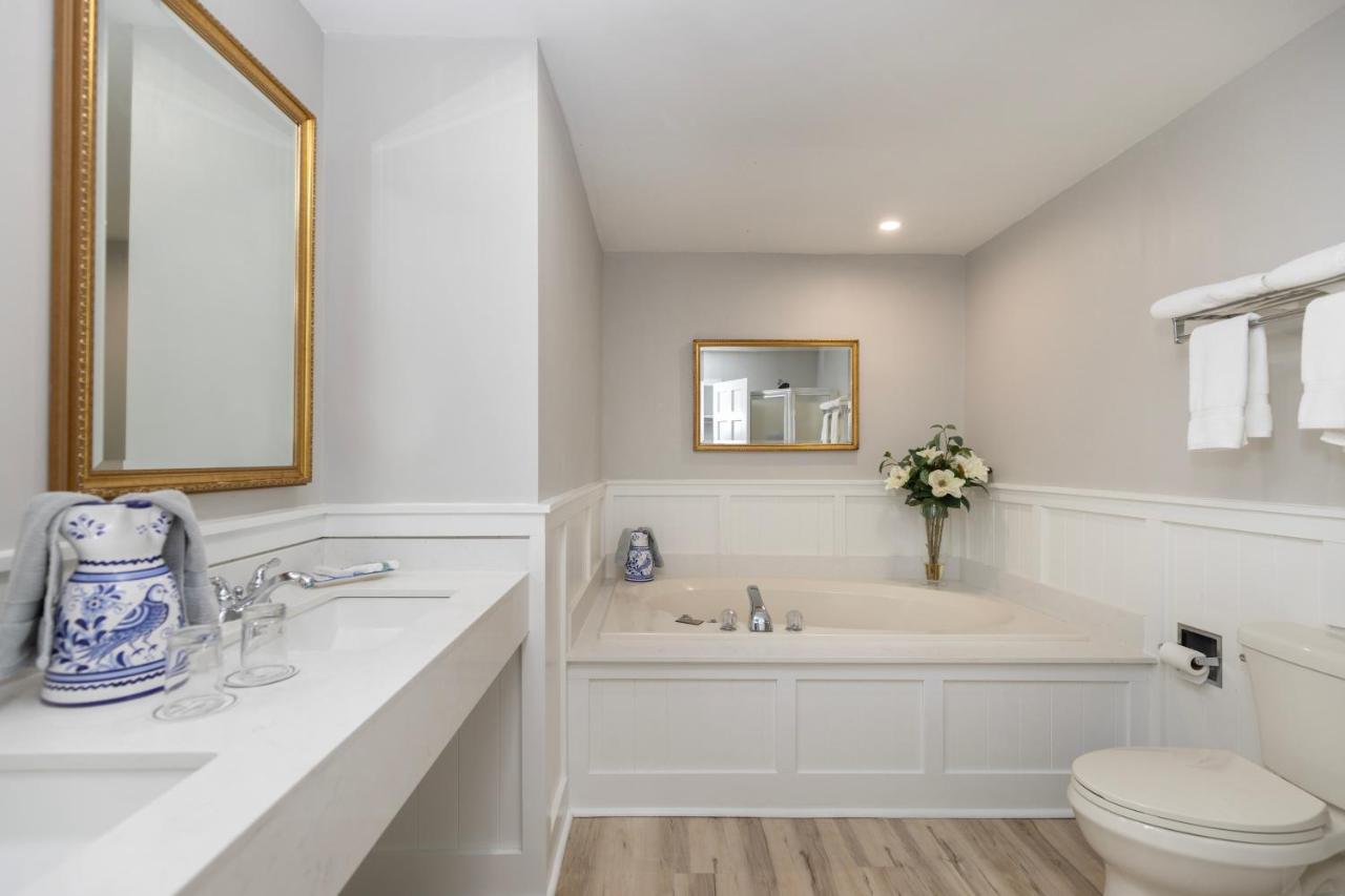 King Suite with Spa Bath at Brandywine River Hotel
