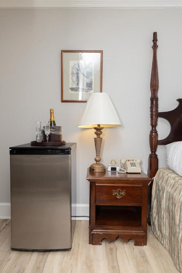 King Suite with Spa Bath at Brandywine River Hotel