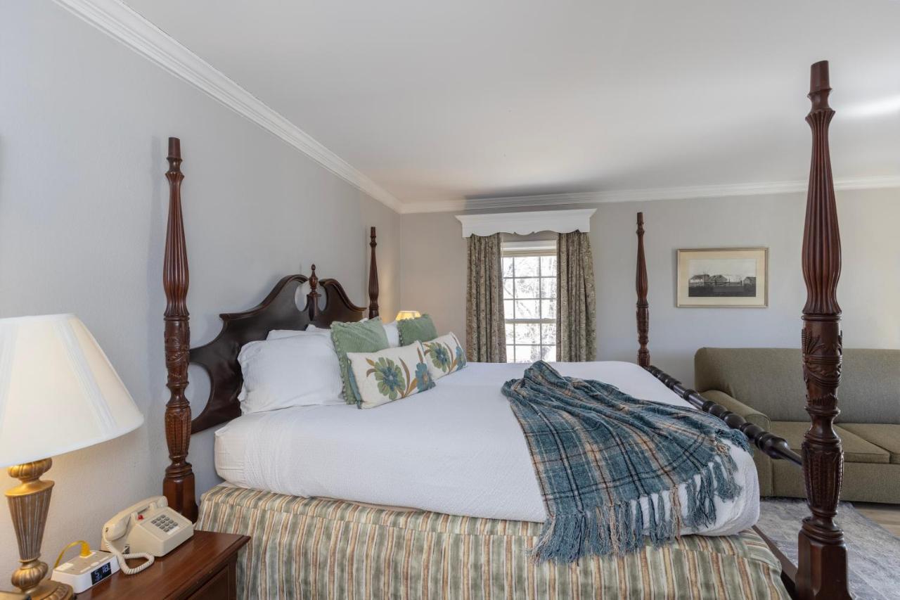 King Suite with Spa Bath at Brandywine River Hotel