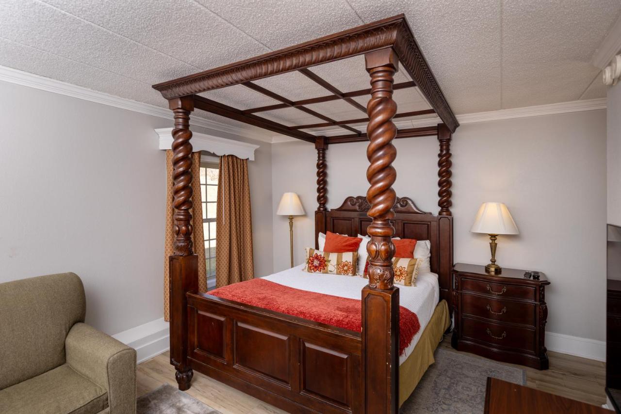Queen Suite with Spa Bath at Brandywine River Hotel